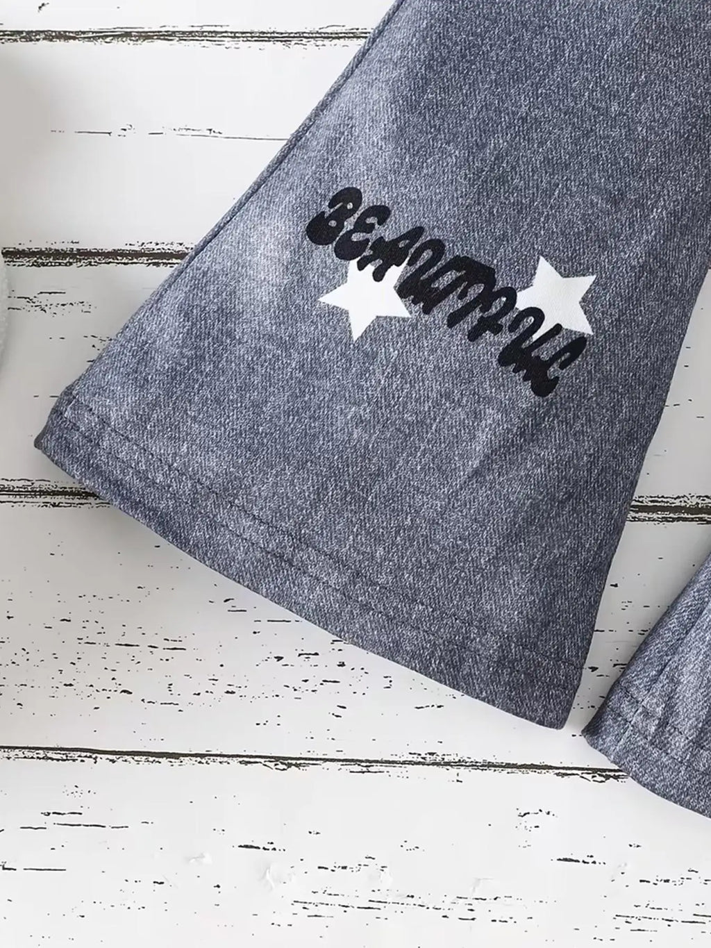 Girls' Summer Casual Outfit: T-Shirt with Heart and Smiley Face Print + Faux Denim "Happy Time" Graffiti Flared Pants Two-Piece Set Suitable for Children Aged 4-12, Versatile Clothing
