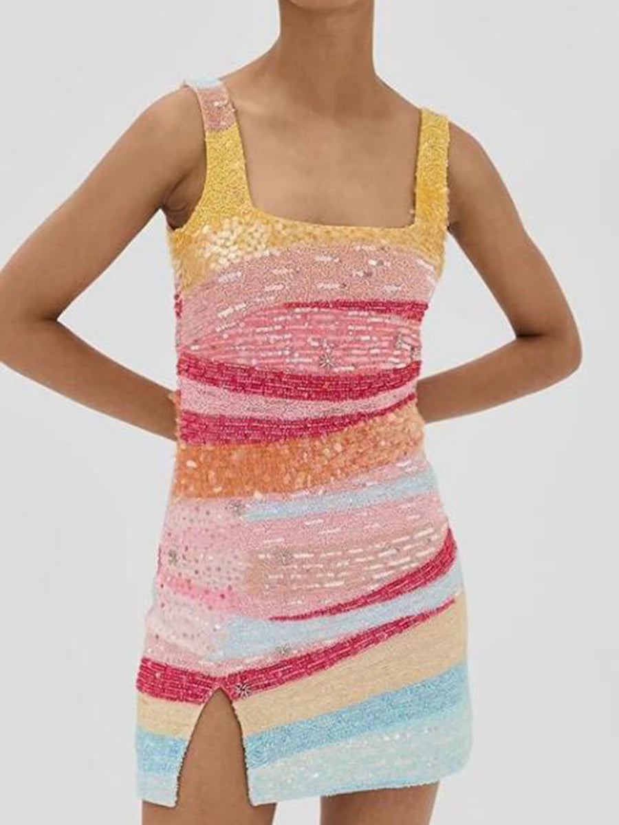 Vestido Curto de Paetê com Decote Halter | Look de Festa Elegante