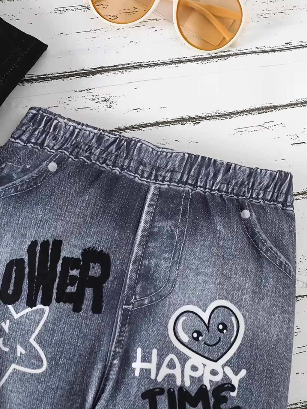 Girls' Summer Casual Outfit: T-Shirt with Heart and Smiley Face Print + Faux Denim "Happy Time" Graffiti Flared Pants Two-Piece Set Suitable for Children Aged 4-12, Versatile Clothing